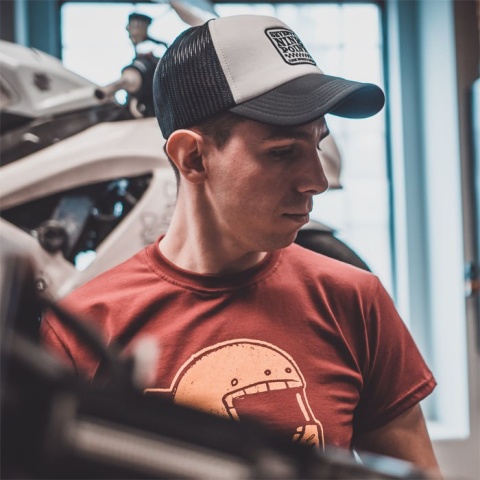 czapka z daszkiem motocyklowa czarno biała Check Flag