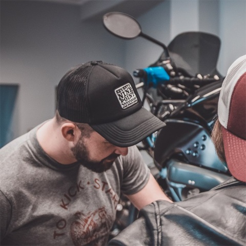 czapka z daszkiem motocyklowa czarna Check Flag