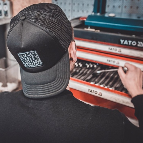 czapka z daszkiem motocyklowa czarna Check Flag